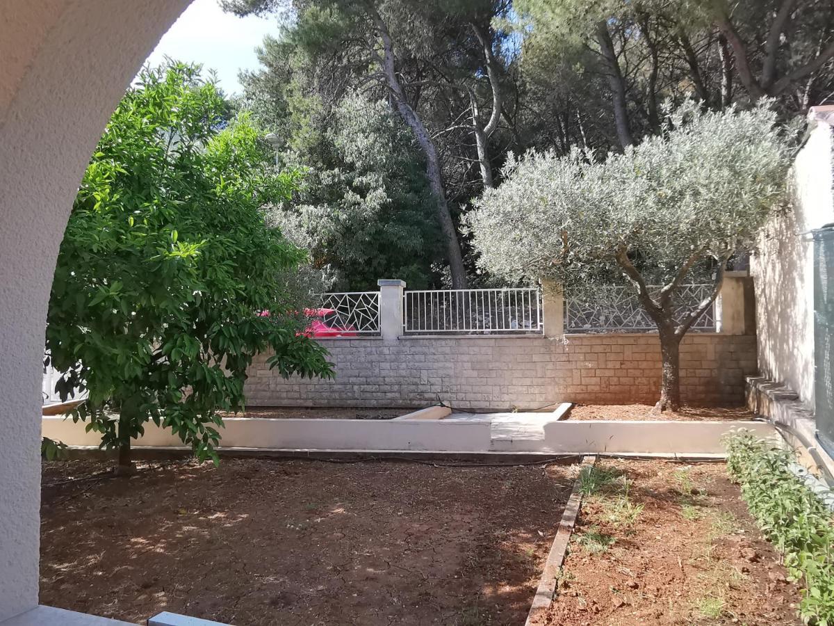 Apartment Pineta With Terrace & Park Wood View Pula Extérieur photo