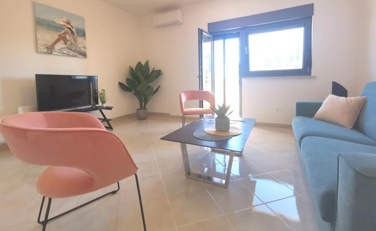 Apartment Pineta With Terrace & Park Wood View Pula Extérieur photo