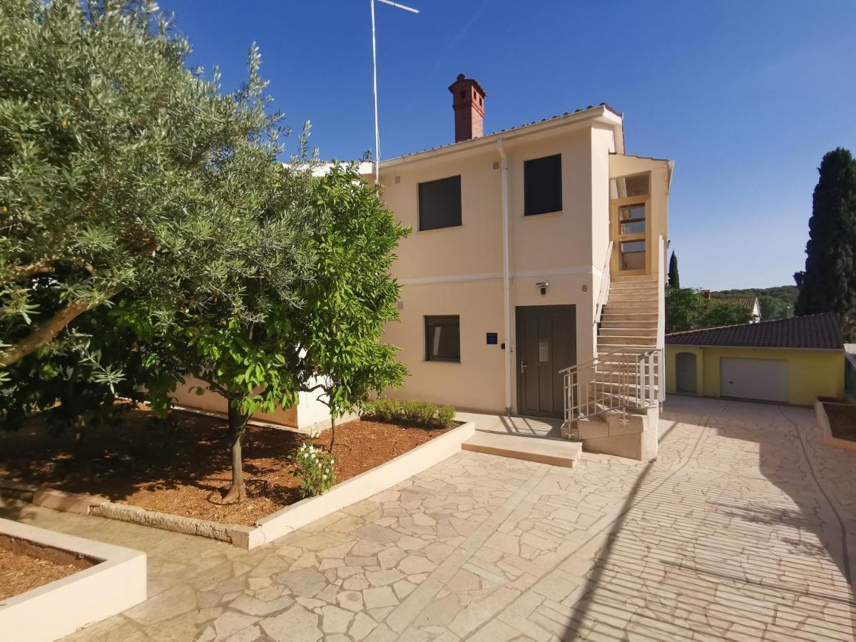 Apartment Pineta With Terrace & Park Wood View Pula Extérieur photo